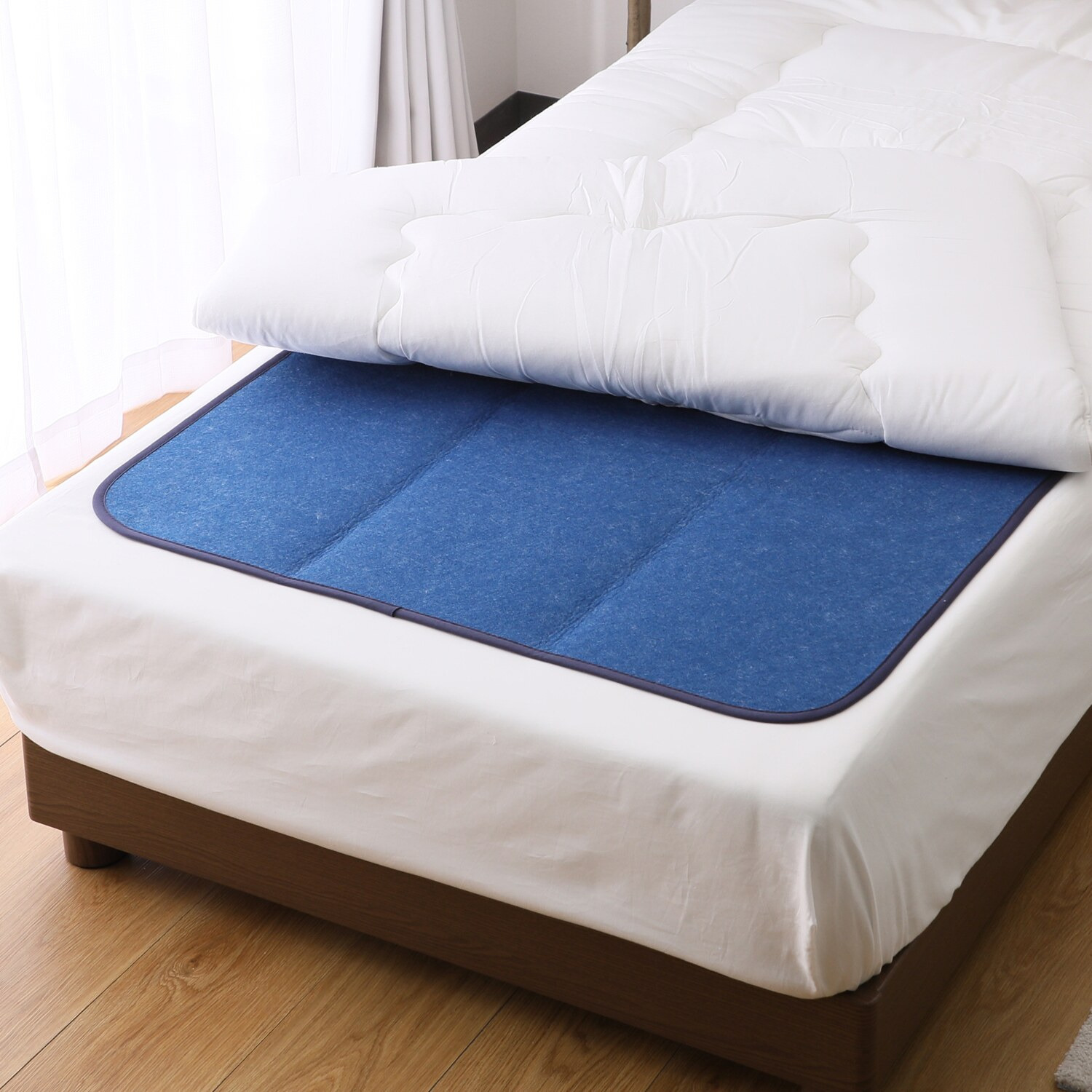 ｎｉｓｈｉｋａｗａ　西川 湿気をぐんぐん吸収！ 繰り返し使える 消臭・防ダニ除湿シート ＜クイーン＞ 