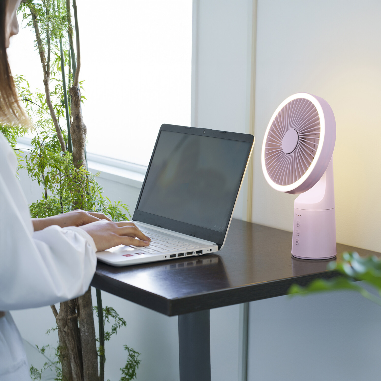 扇風機、ＬＥＤライト、モバイルバッテリー ３つの機能を融合！ 充電式　ＬＥＤ マルチポータブルファン ＤＦ−Ｔ２２３３