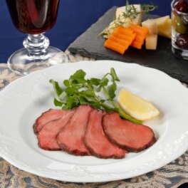 北海道＜十勝池田食品＞ 十勝ワイン“清見”が香る 北海道産牛の ローストビーフ