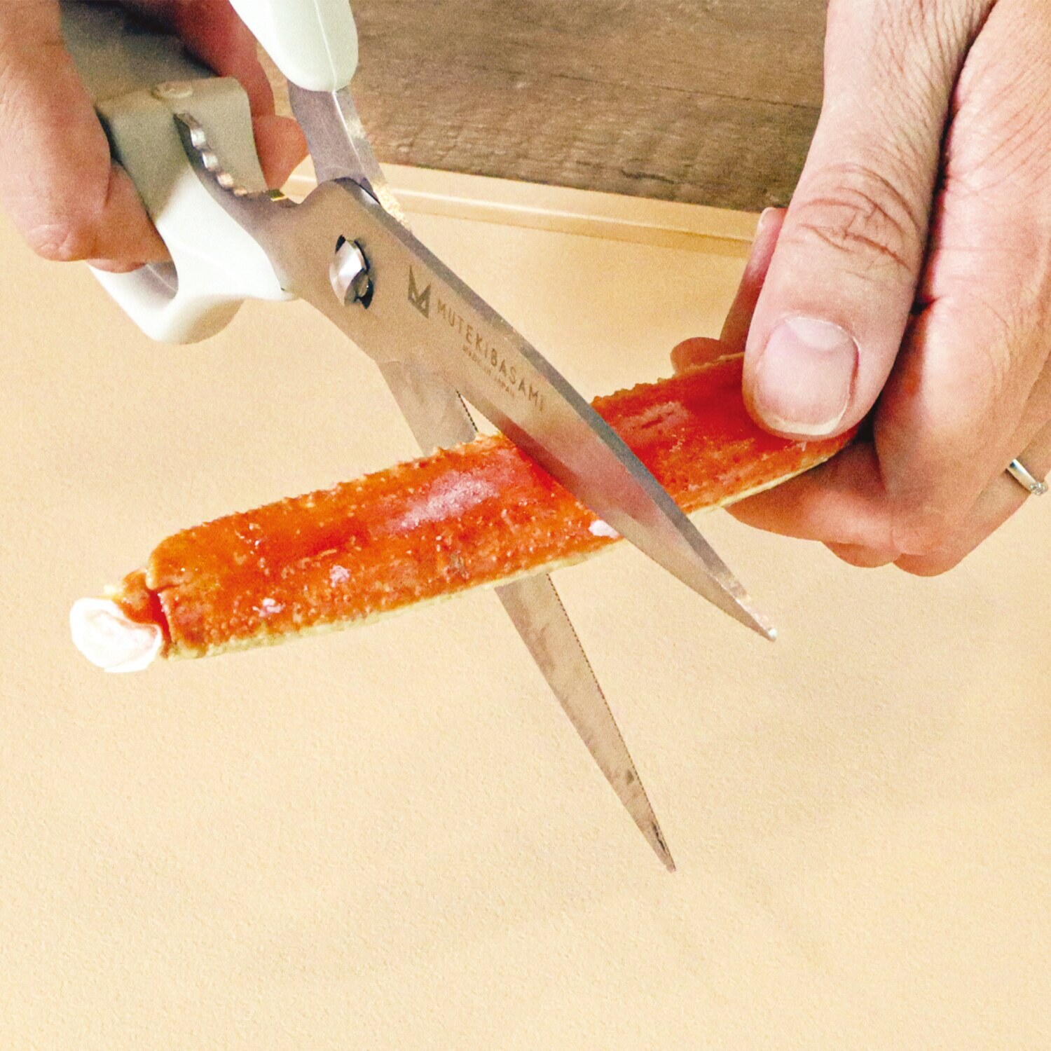 Ｗギザ刃で食材をホールド 冷凍肉にも食い込む！ ムテキバサミ