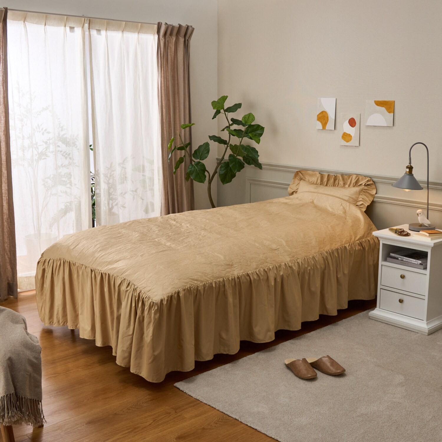 ｎｉｓｈｉｋａｗａ　西川 おふとんに掛けて 除湿・消臭・防カビ・抗菌 ローズ刺しゅう フリル付ベッドスプレッド ＜シングル＞ 