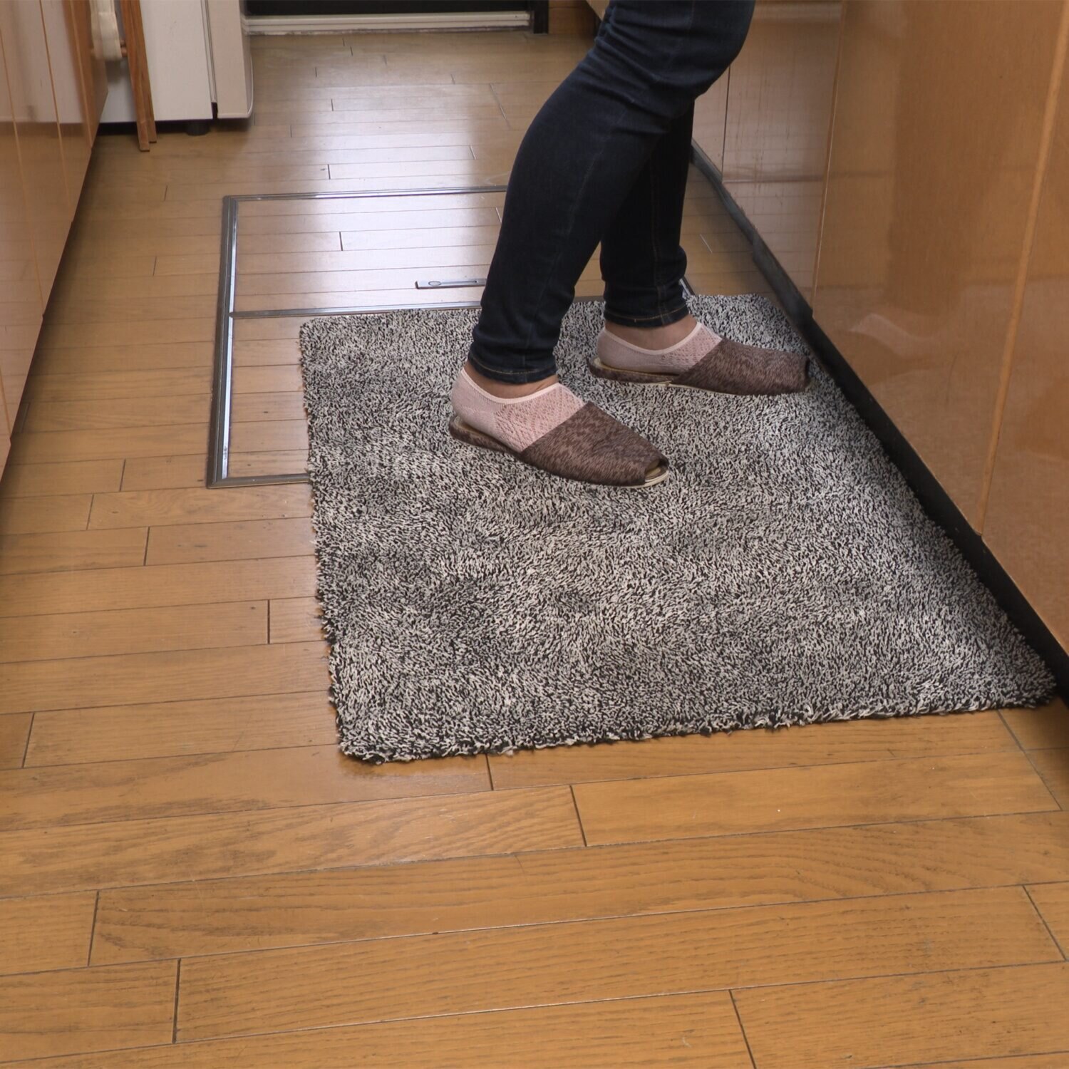 優れた吸水力！ ズレにくく嬉しい 敷くだけで 玄関をキレイに保つ クリーンマッドマット