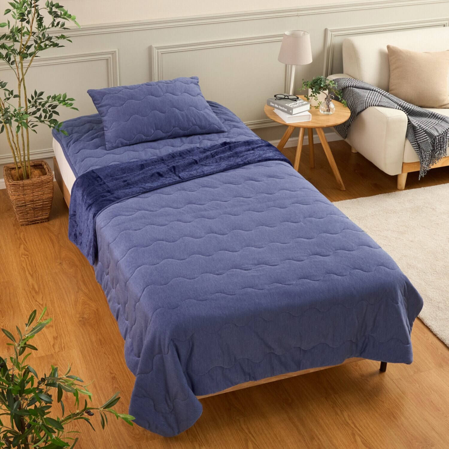 ｎｉｓｈｉｋａｗａ　西川 吸湿発熱＆備長炭 練り込み糸使用であたたか ふわとろスフレほっと リバーシブル肌ふとん ＜セミダブル＞ 