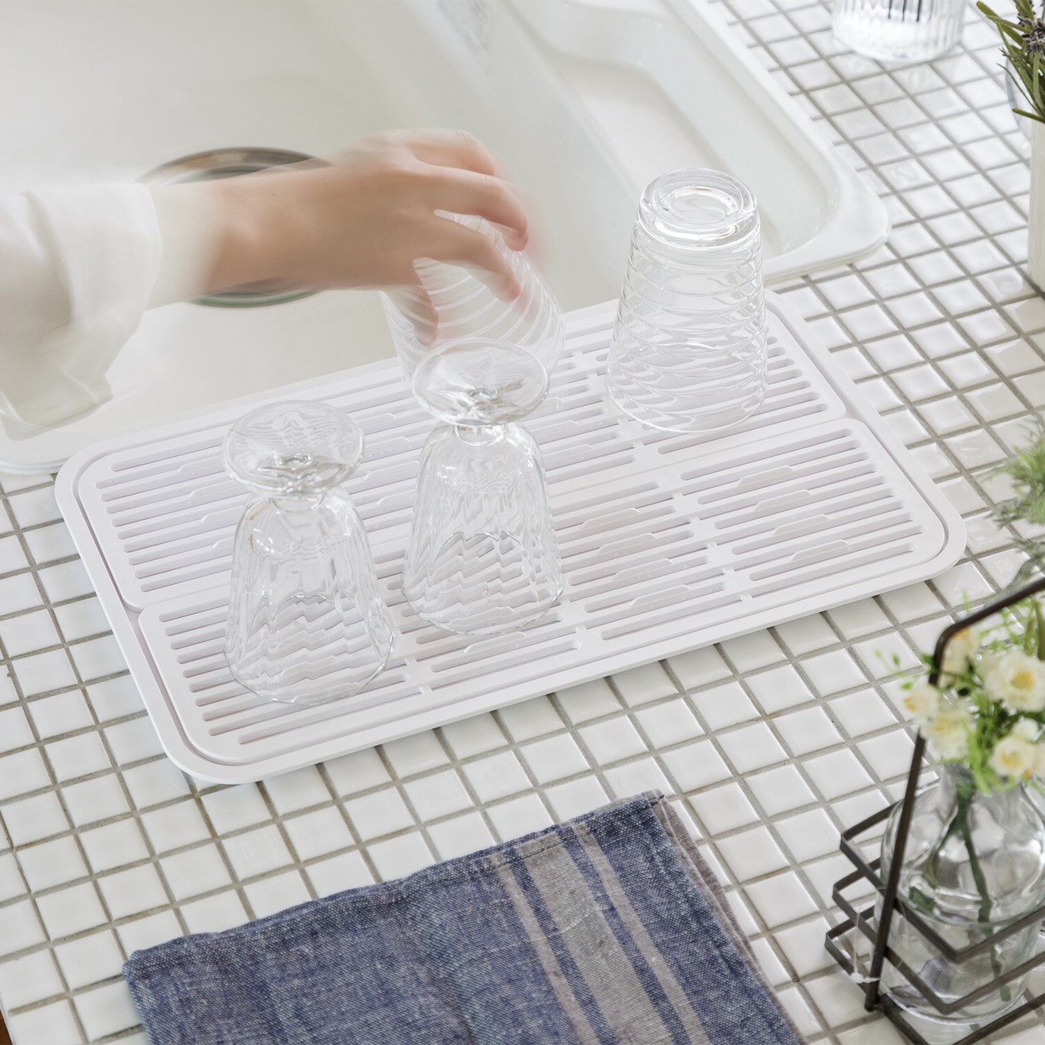 キッチンに合わせ 自由に拡張、配置できる 洗い桶になる 水切りケース＆ 水切りトレー