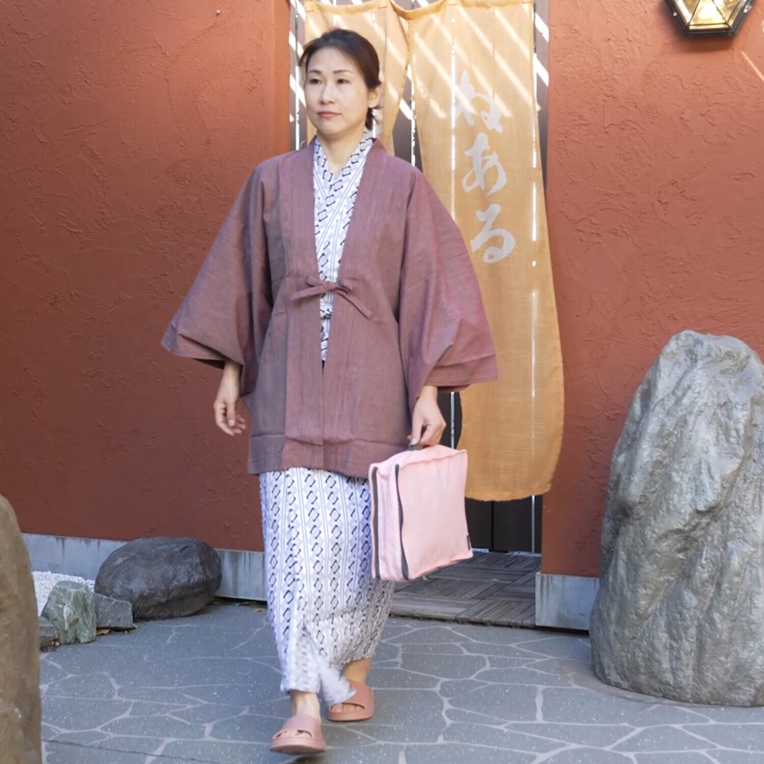 クラレトレーディング 独自の高機能繊維を使用！ 旅行だけでなく、普段でも 大活躍間違いなし！ 仕分けてきれいに 消臭トラベルポーチ