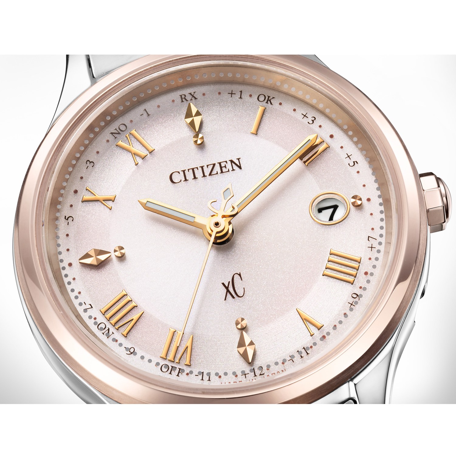 シチズン　“クロスシー” ラウンドフェイス チタンベルト 電波ソーラーウォッチ ＜コンビカラー＞