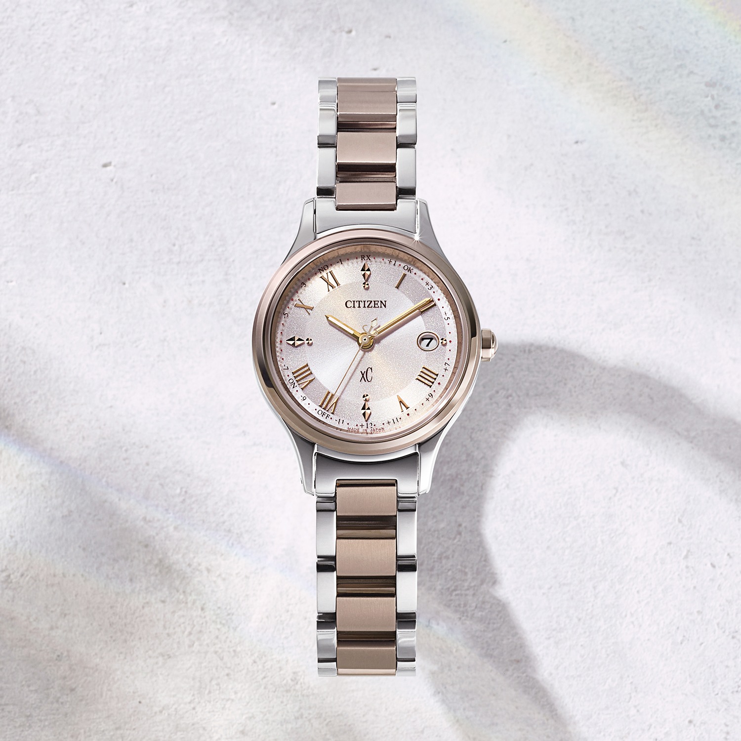 シチズン　“クロスシー” ラウンドフェイス チタンベルト 電波ソーラーウォッチ ＜コンビカラー＞