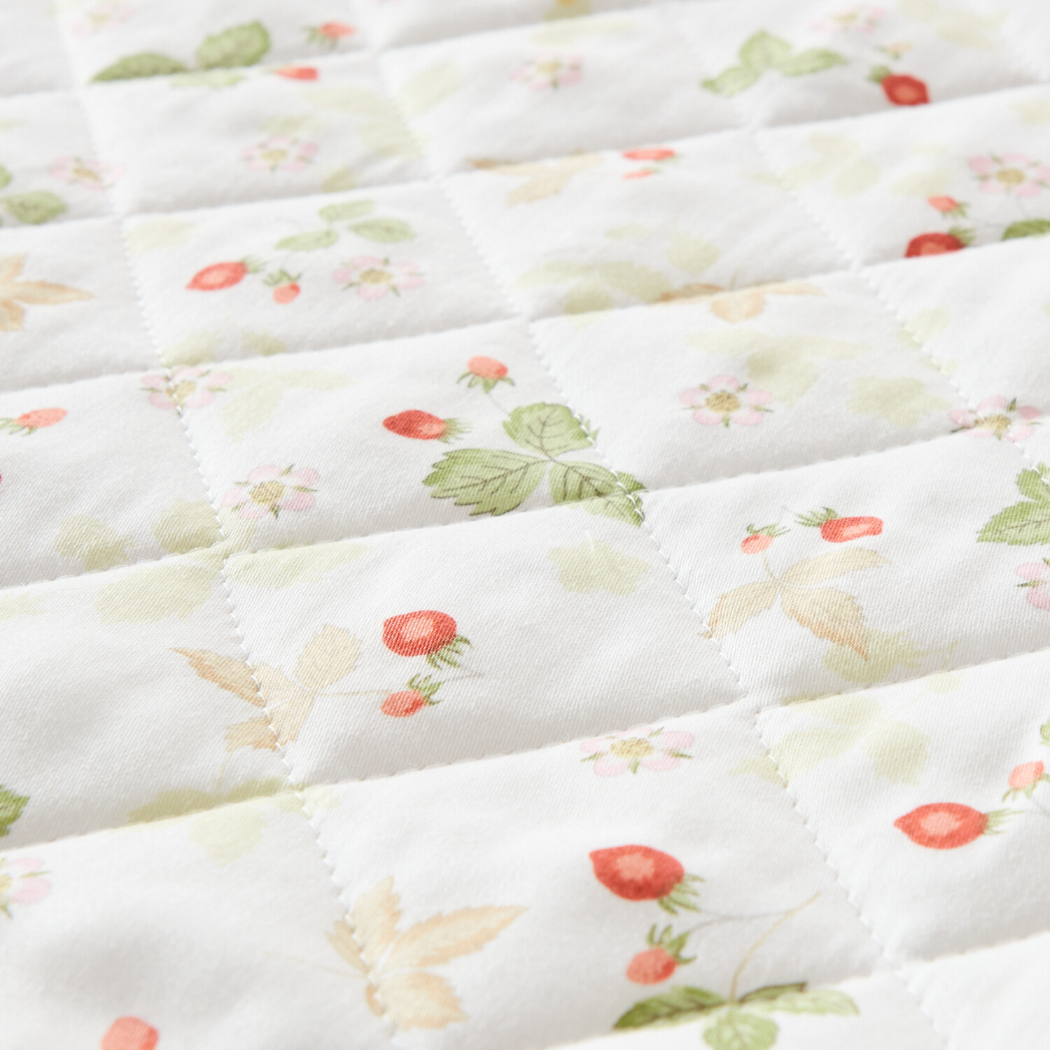 ウェッジウッド ワイルドストロベリー コットン１００％サテン ベッドスプレッド ＜シングル＞