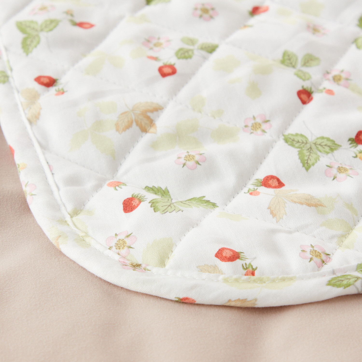 ウェッジウッド ワイルドストロベリー コットン１００％サテン ベッドスプレッド ＜シングル＞