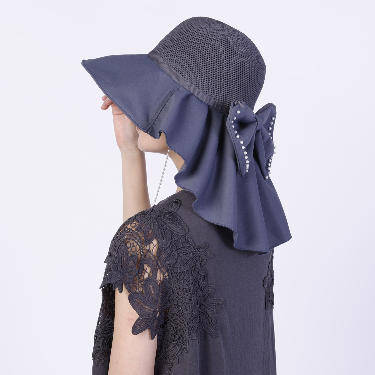 メイドバイスターズ 首までカバー！ ポーチリボン付 畳めるＵＶカット ドレープ帽子 パール調モティーフ ハットストラップ付