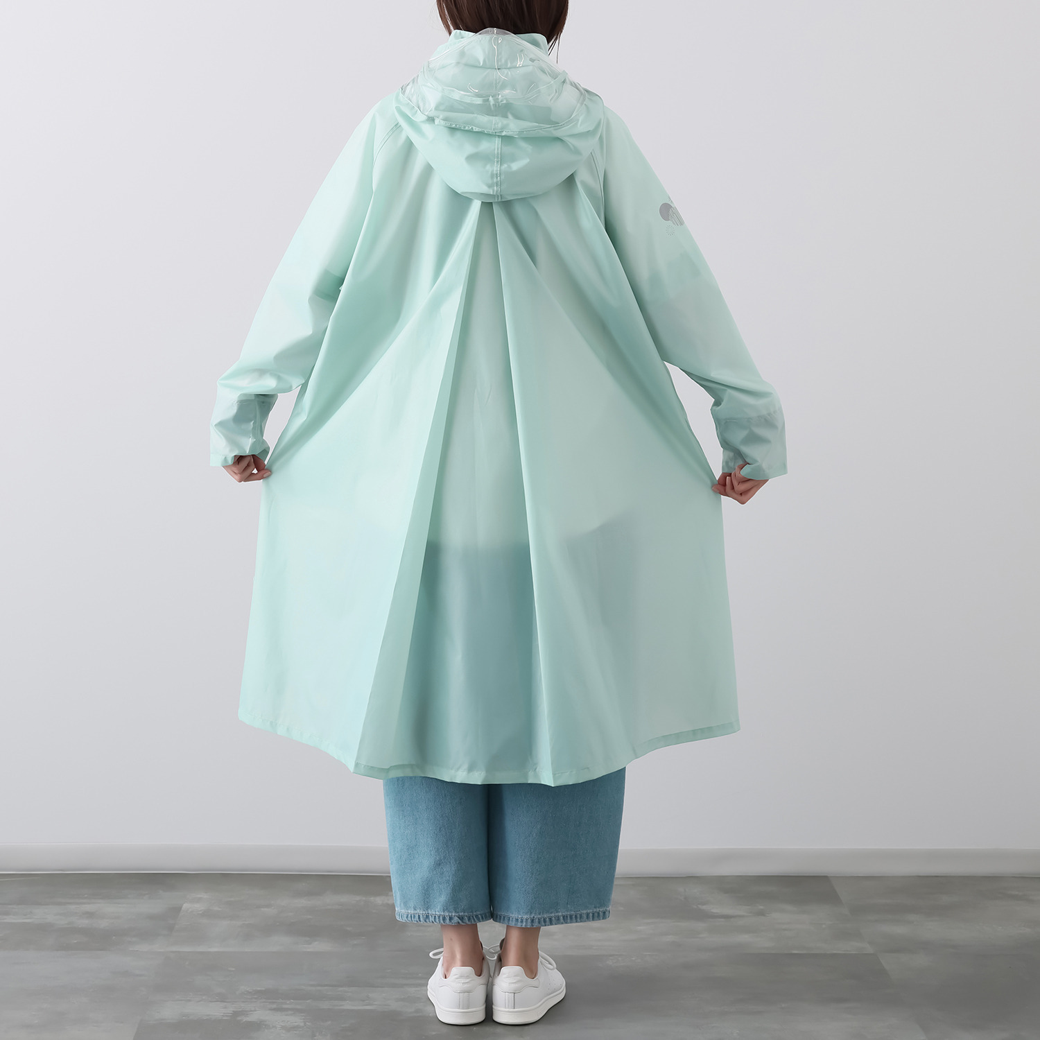 雨の日も快適に！ ヘルメットの上からも 着用できる嬉しい設計 機能性と着心地に とことんこだわった サイクルレインコート