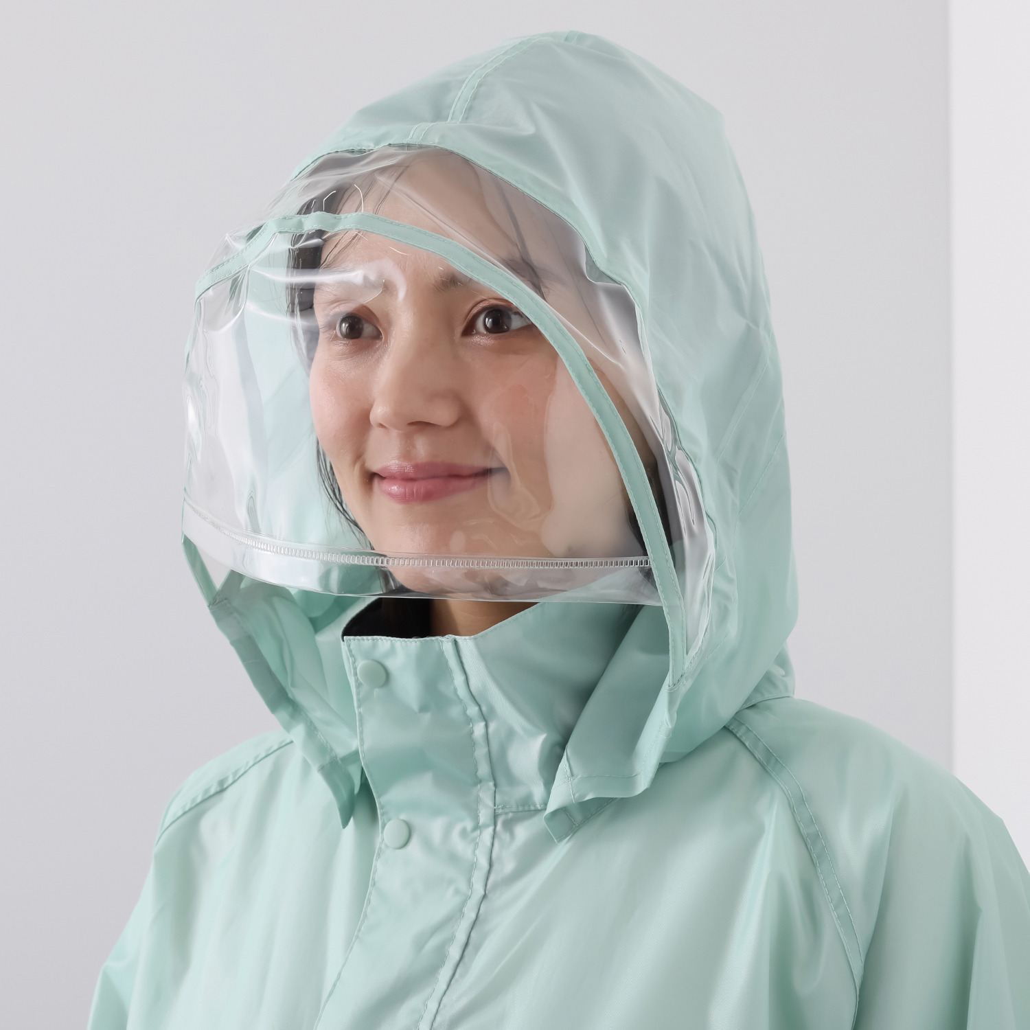 雨の日も快適に！ ヘルメットの上からも 着用できる嬉しい設計 機能性と着心地に とことんこだわった サイクルレインコート