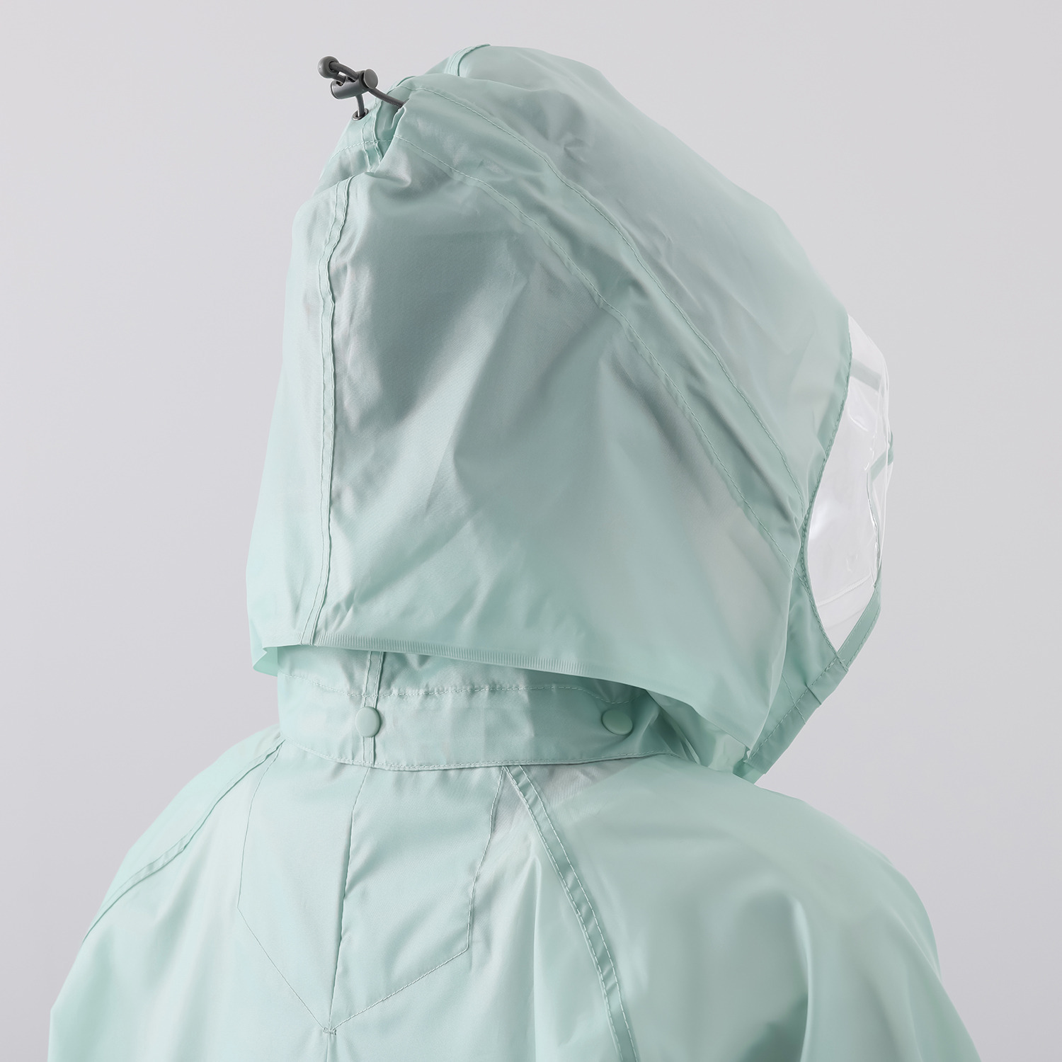 雨の日も快適に！ ヘルメットの上からも 着用できる嬉しい設計 機能性と着心地に とことんこだわった サイクルレインコート