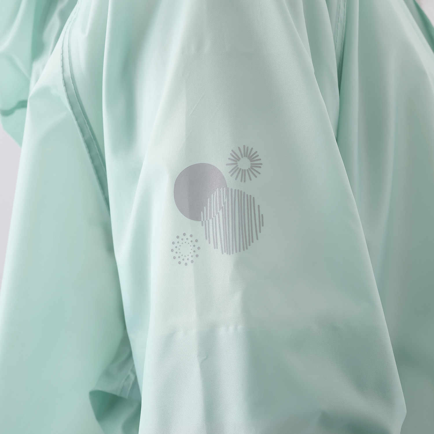 雨の日も快適に！ ヘルメットの上からも 着用できる嬉しい設計 機能性と着心地に とことんこだわった サイクルレインコート