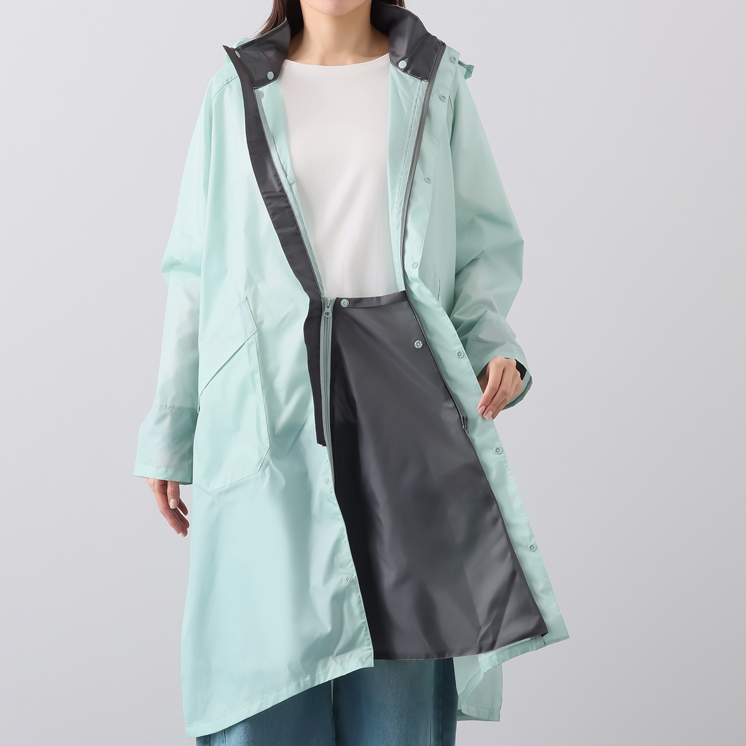 雨の日も快適に！ ヘルメットの上からも 着用できる嬉しい設計 機能性と着心地に とことんこだわった サイクルレインコート