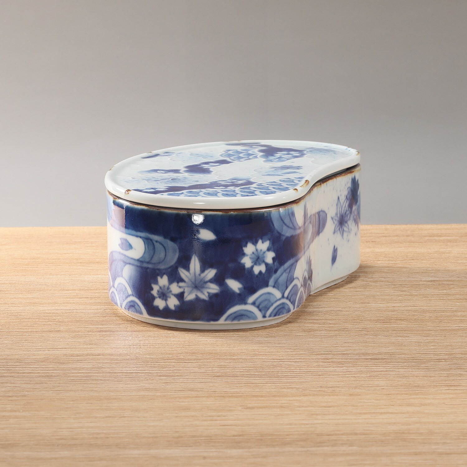 有田焼 染付春秋繭型蓋物