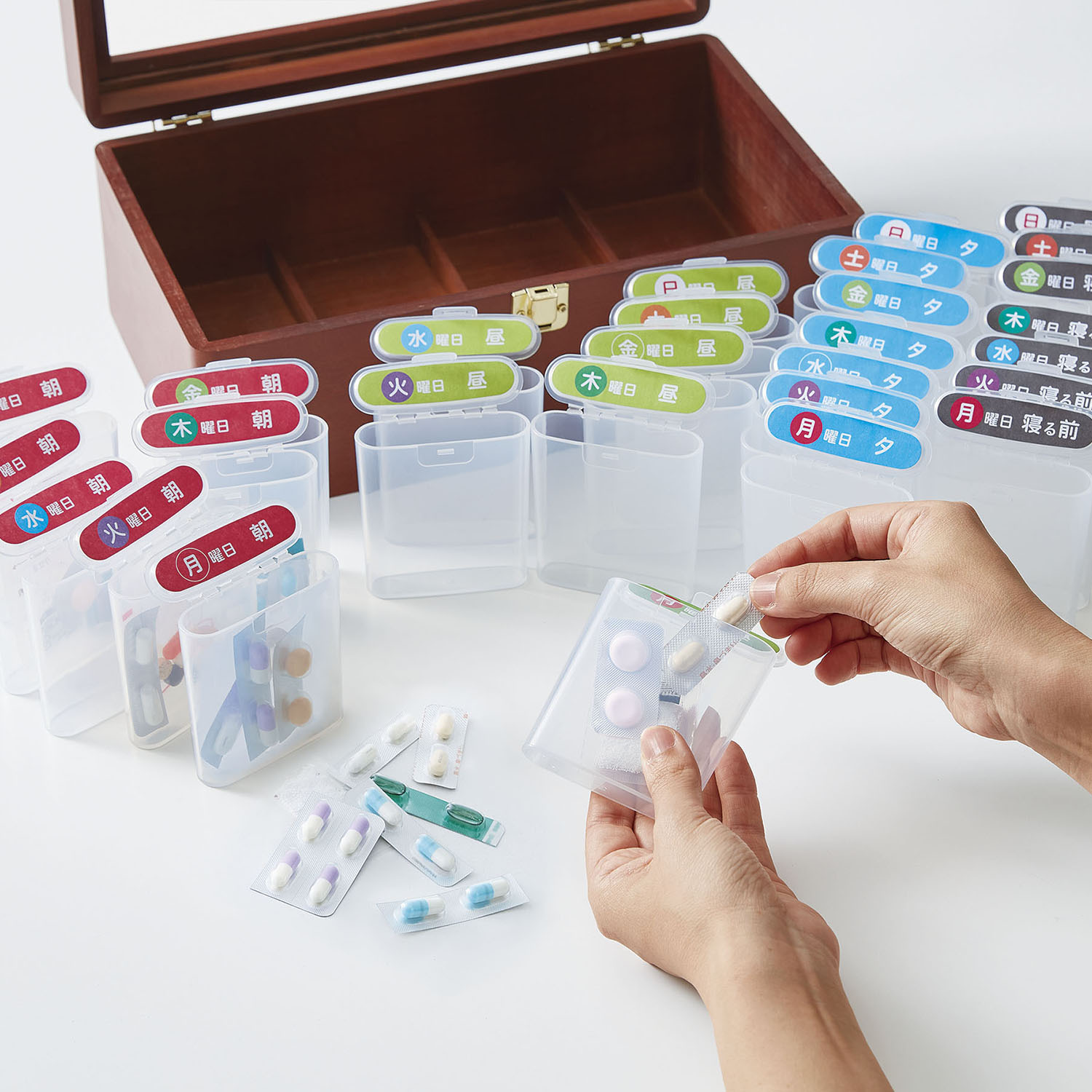 持ち運び可能なケースに 仕分けて お薬を１つの場所に管理 飲み忘れ防止 お薬ケース
