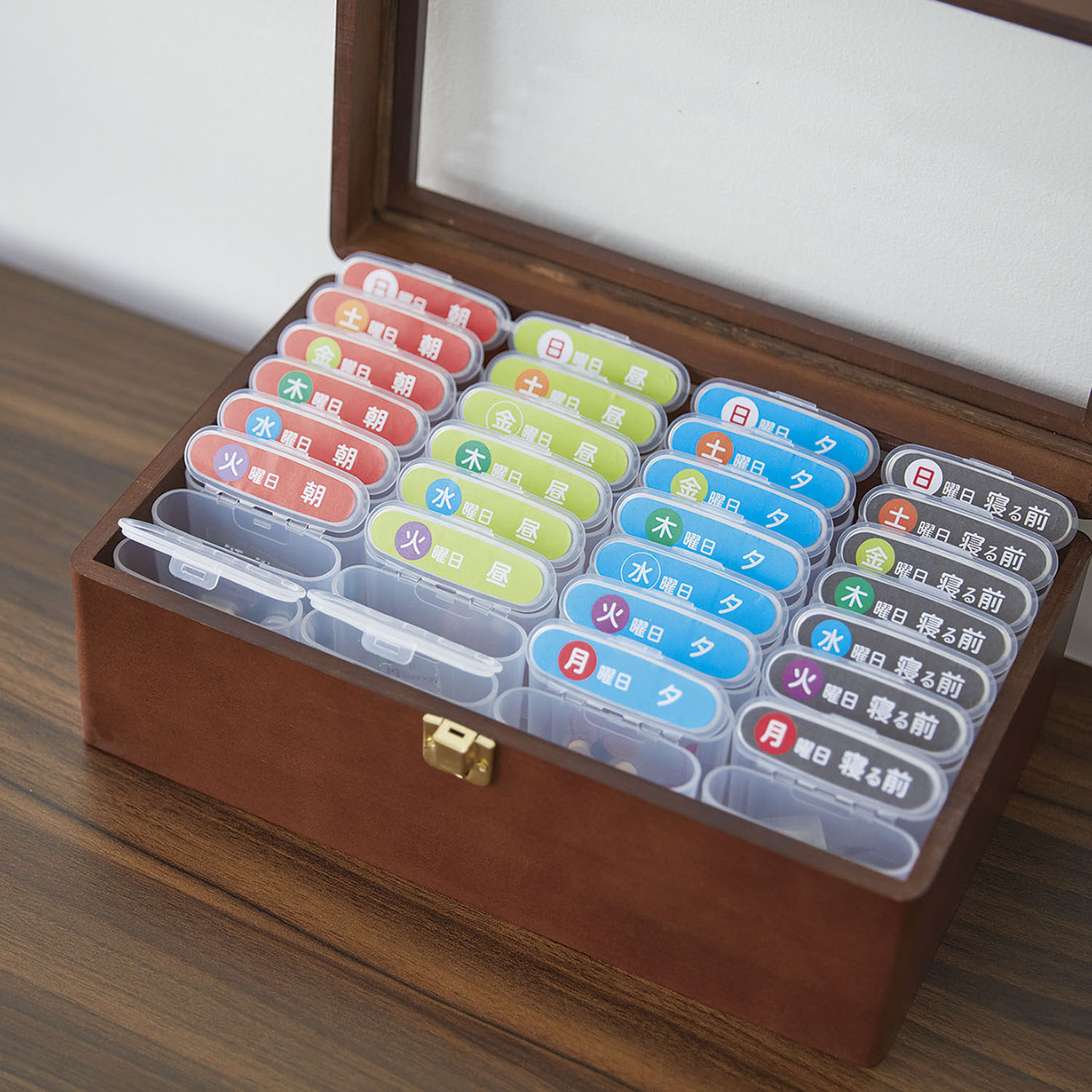 持ち運び可能なケースに 仕分けて お薬を１つの場所に管理 飲み忘れ防止 お薬ケース