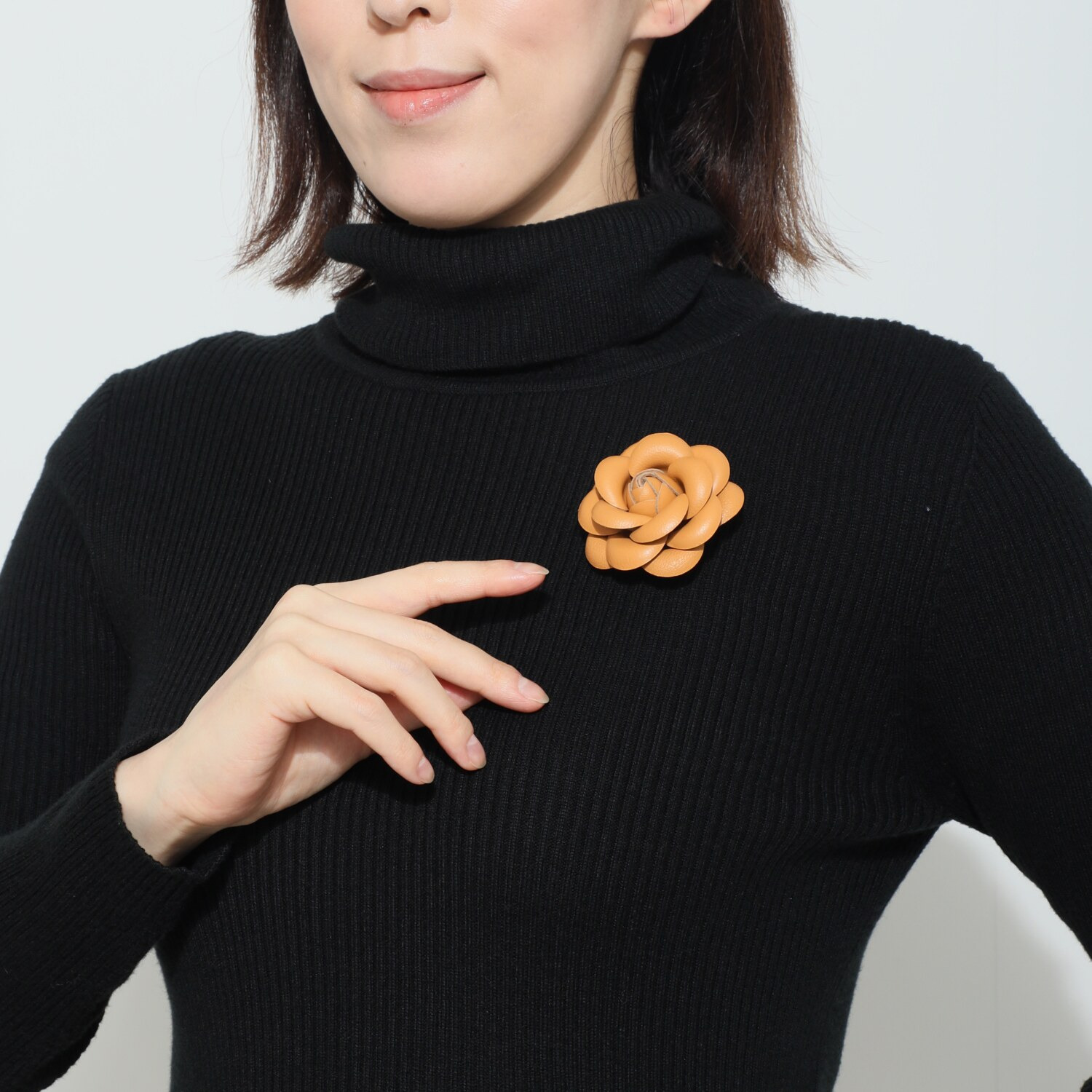 メイドバイスターズ ブローチにもなる マルチアレンジマグネット ＜ラムレザー 　カメリアデザイン＞