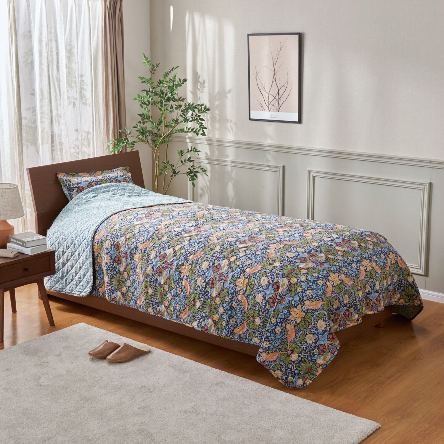 モリスギャラリー いちご泥棒 コットン１００％サテン リバーシブル ベッドスプレッド ＜シングル＞