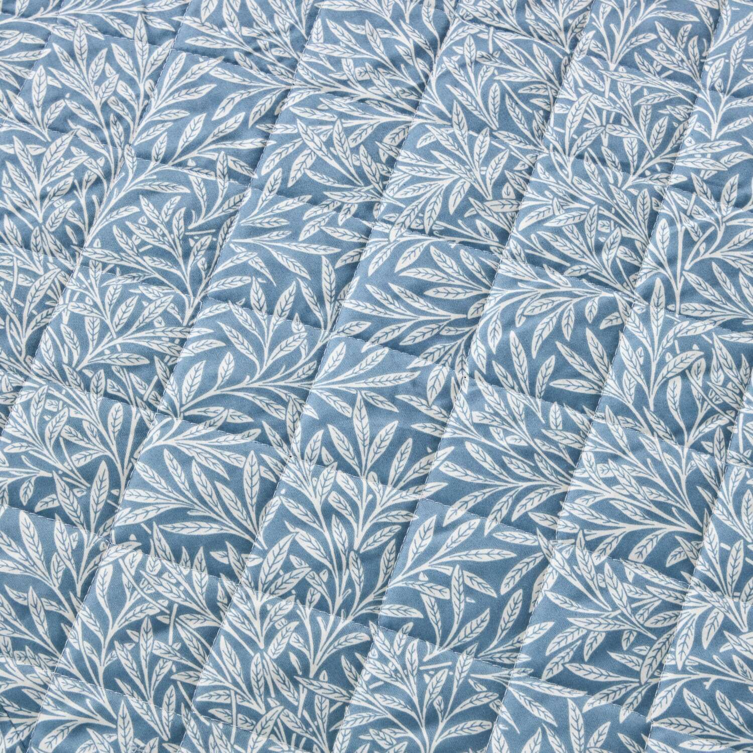 モリスギャラリー いちご泥棒 コットン１００％サテン リバーシブル ベッドスプレッド ＜シングル＞