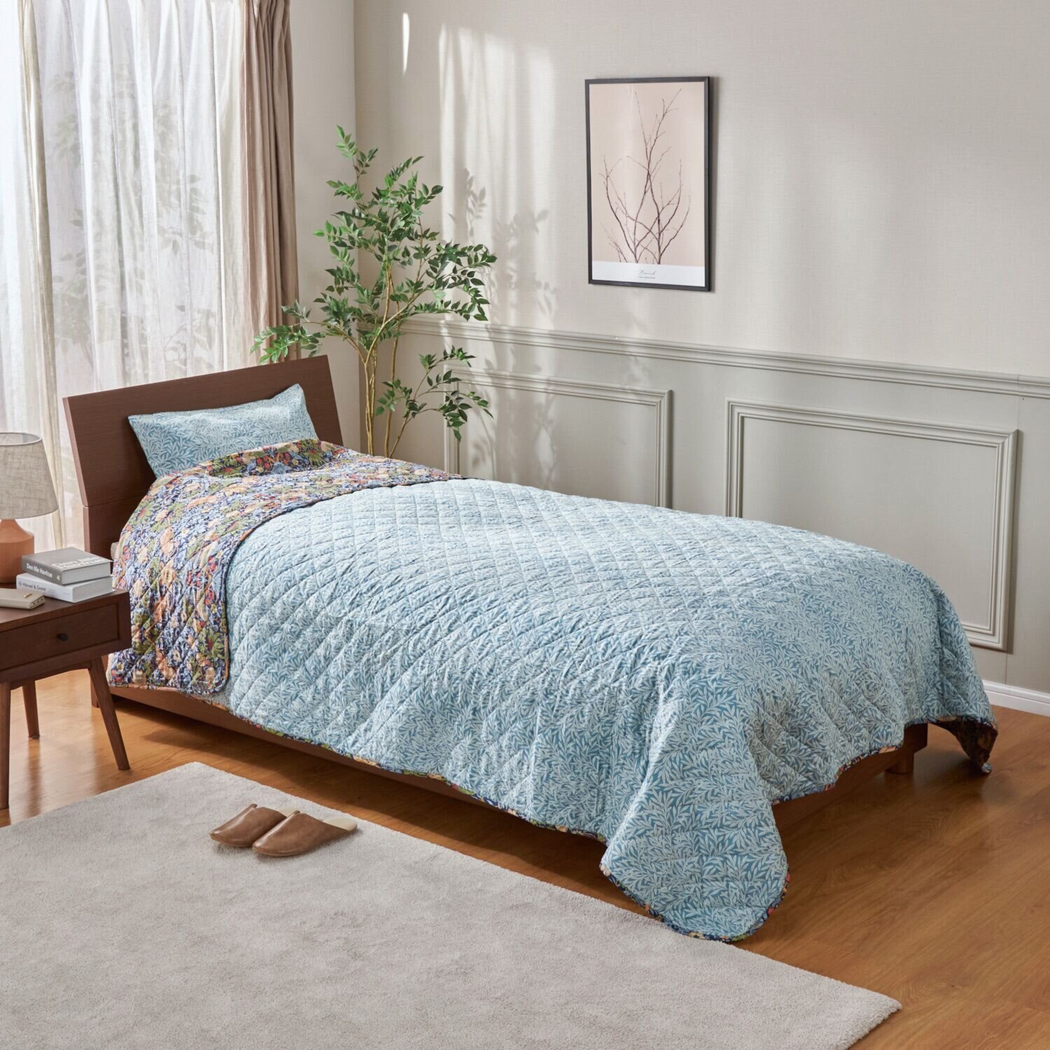 モリスギャラリー いちご泥棒 コットン１００％サテン リバーシブル ベッドスプレッド ＜シングル＞