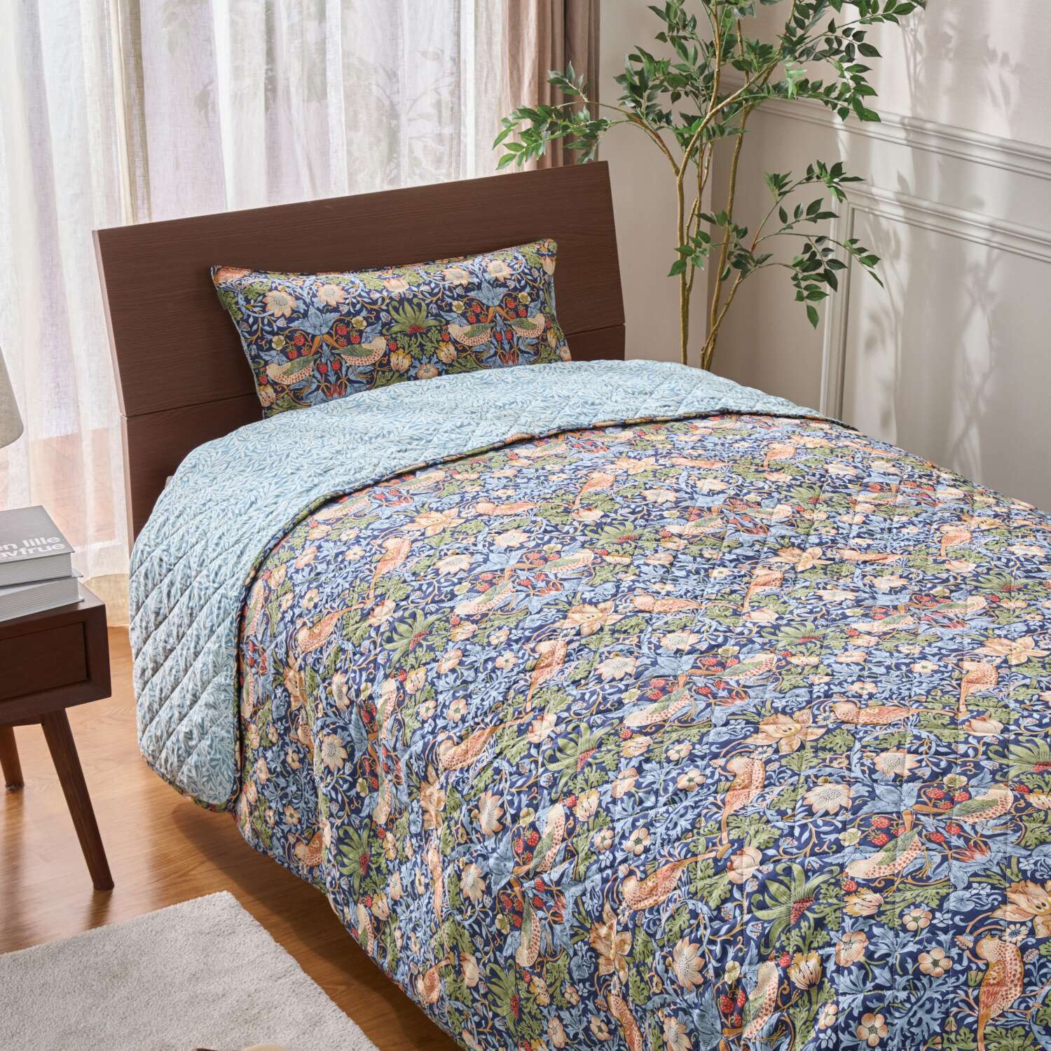 モリスギャラリー いちご泥棒 コットン１００％サテン リバーシブル ベッドスプレッド ＜シングル＞