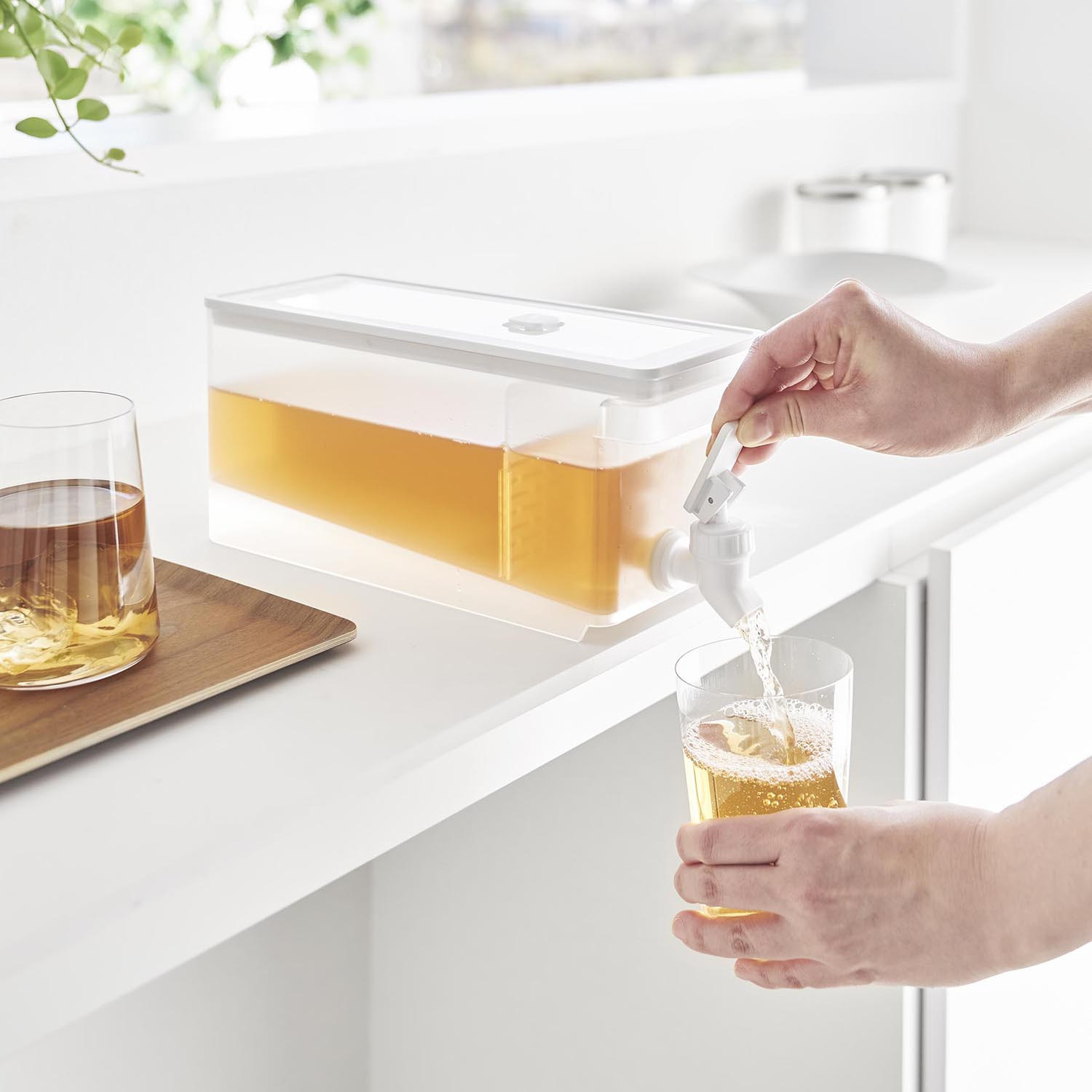 山崎実業　タワー 傾斜構造で最後まで 注ぎやすい！ 冷蔵庫ドリンクサーバー ２個セット ＜１．８リットル＞