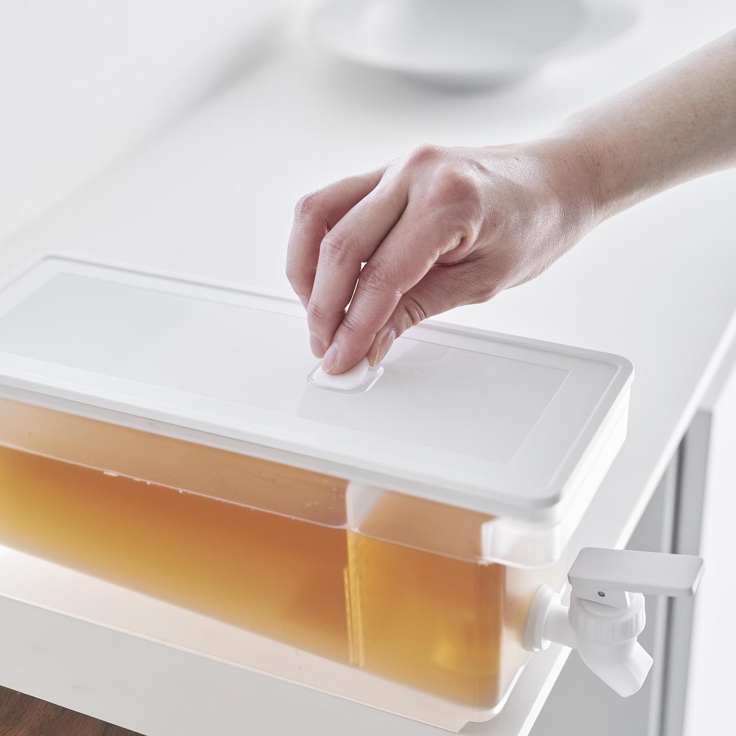 山崎実業　タワー 傾斜構造で最後まで 注ぎやすい！ 冷蔵庫ドリンクサーバー ２個セット ＜１．８リットル＞