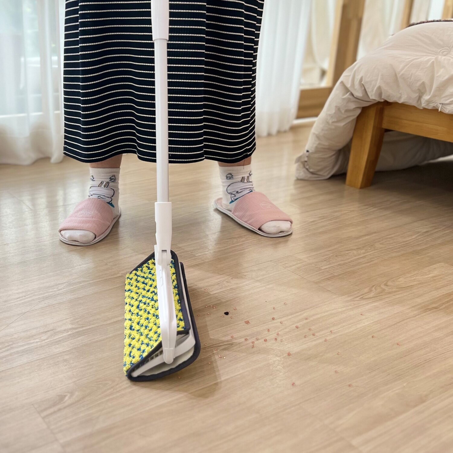 回転ヘッドと 特殊なモップで 拭きも掃きも 高所も低所も 部屋中掃除これ一本！ マジックブルームモップ 特別セット