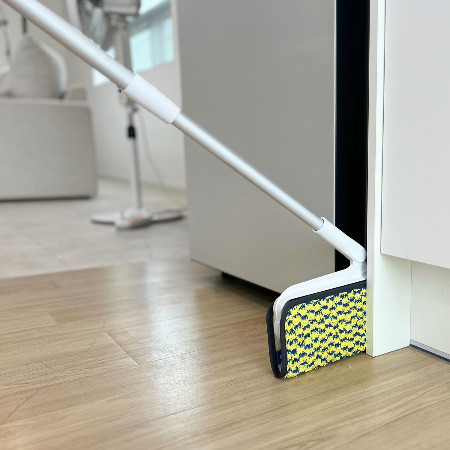 回転ヘッドと 特殊なモップで 拭きも掃きも 高所も低所も 部屋中掃除これ一本！ マジックブルームモップ 特別セット