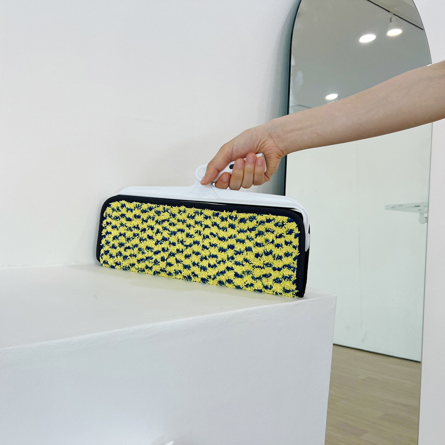 回転ヘッドと 特殊なモップで 拭きも掃きも 高所も低所も 部屋中掃除これ一本！ マジックブルームモップ 特別セット