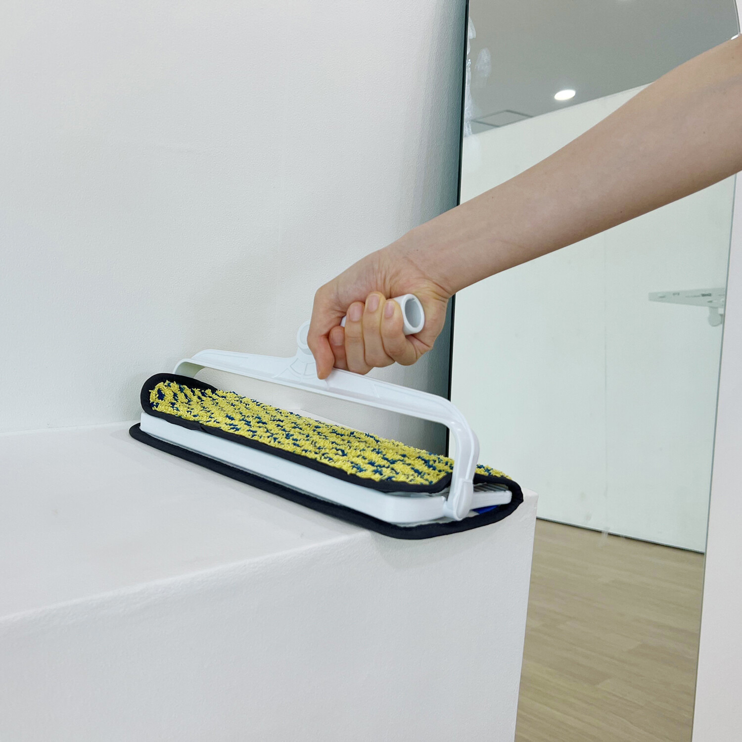 回転ヘッドと 特殊なモップで 拭きも掃きも 高所も低所も 部屋中掃除これ一本！ マジックブルームモップ 特別セット