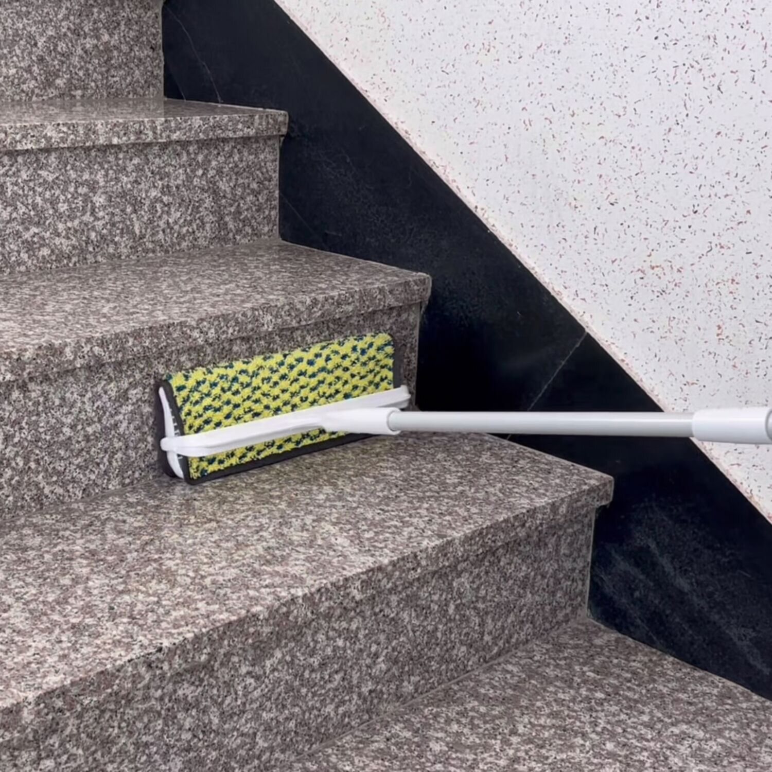 回転ヘッドと 特殊なモップで 拭きも掃きも 高所も低所も 部屋中掃除これ一本！ マジックブルームモップ 特別セット