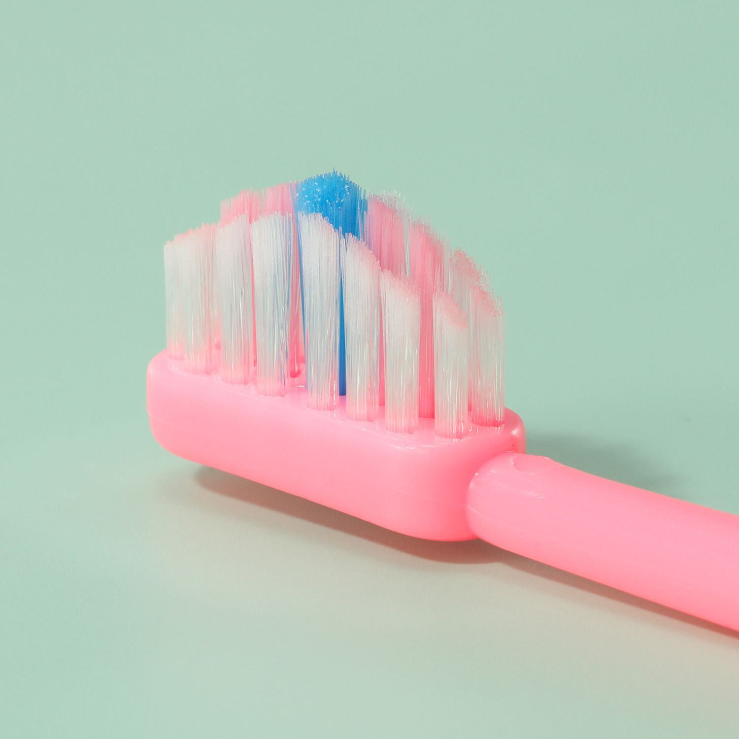 ピラミッド形状とタフトで 効率的に汚れを落とす！ “奇跡の歯ブラシＳＰ” ６色１３本セット