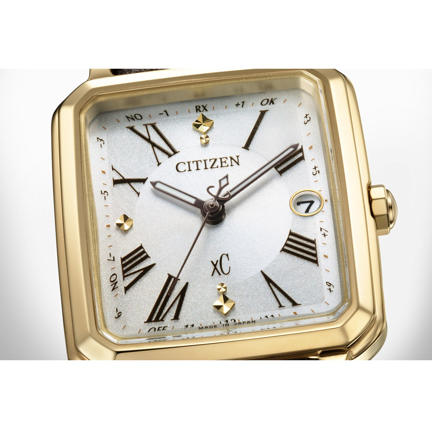 シチズン　“クロスシー” レザー調ベルト スクエアフェイス 電波ソーラーウォッチ ＜ゴールドカラー＞