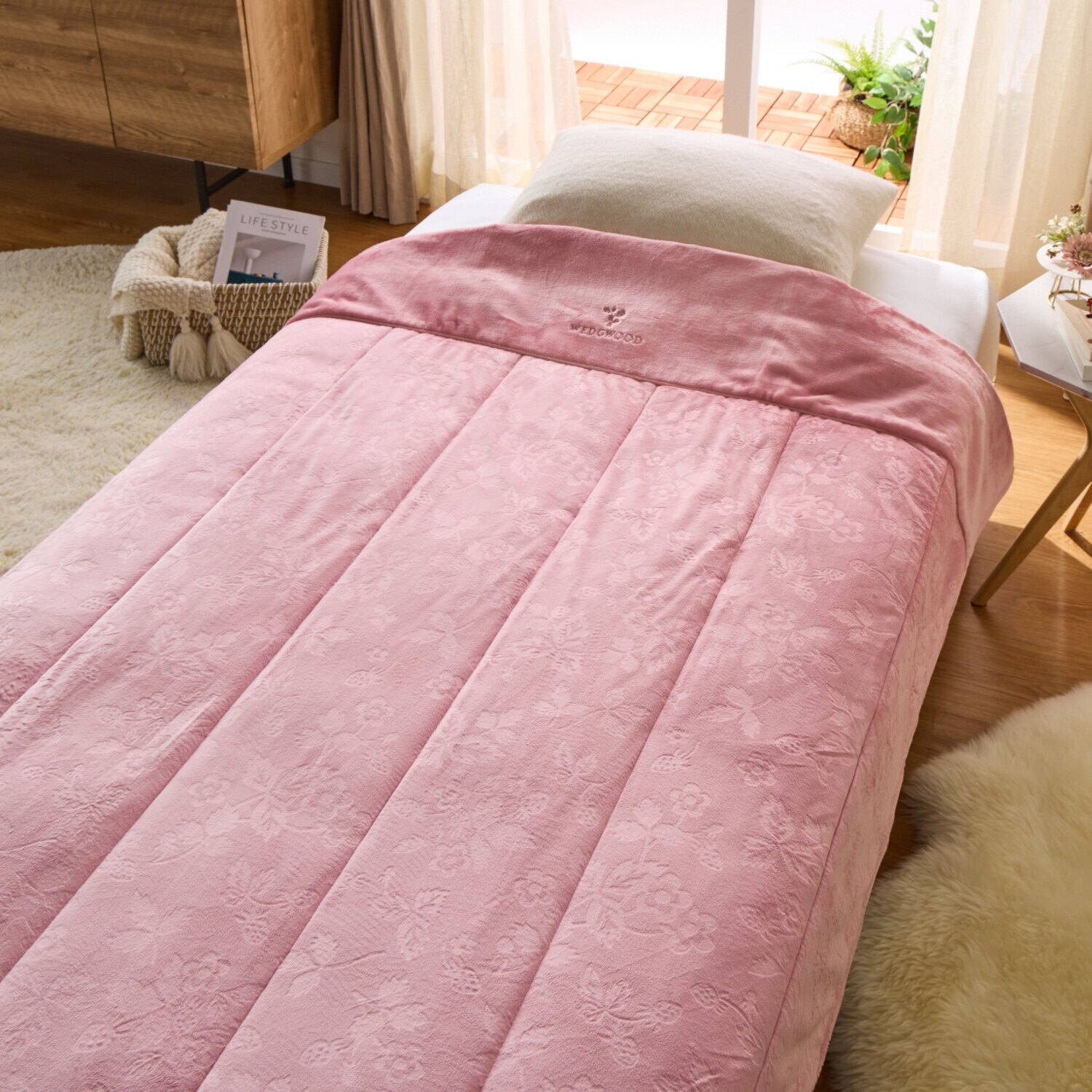 ウェッジウッド ワイルドストロベリー トーンオントーン あったか 型押しキルトケット ＜シングル＞