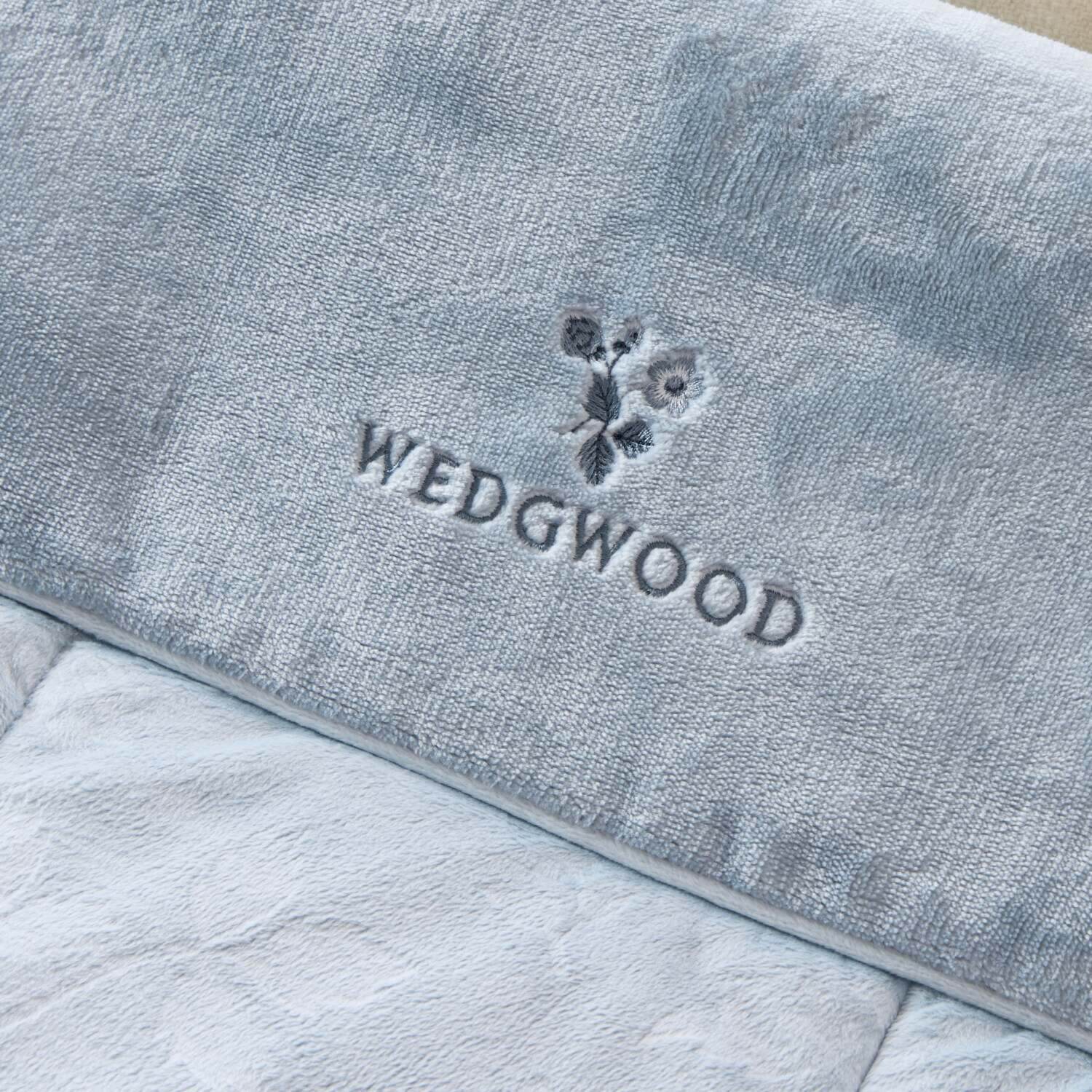 ウェッジウッド ワイルドストロベリー トーンオントーン あったか 型押しキルトケット ＜シングル＞