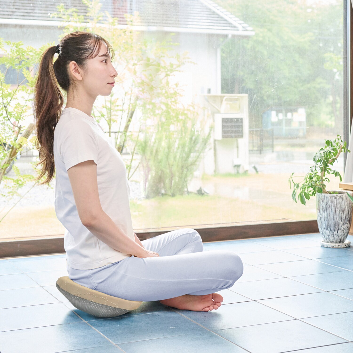 座ってゆらゆら動くことで 骨盤周りの運動が 簡単にできる “Ｎｅｗｍｅｅ ローリングクッション”