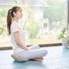 座ってゆらゆら動くことで 骨盤周りの運動が 簡単にできる “Ｎｅｗｍｅｅ ローリングクッション”