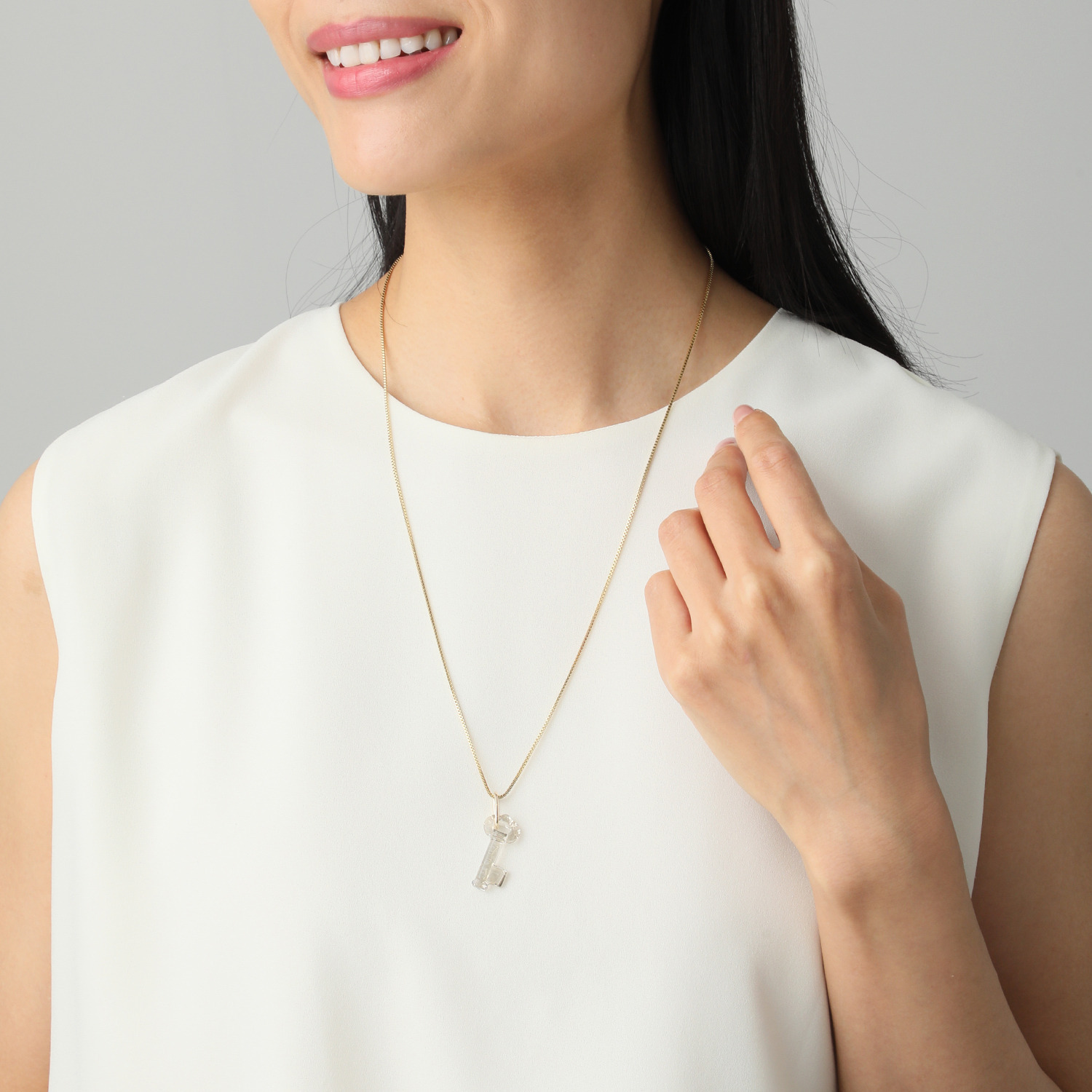 キラキラギフト バイ　アビステ クリスタルガラス キーモティーフ ロングペンダント