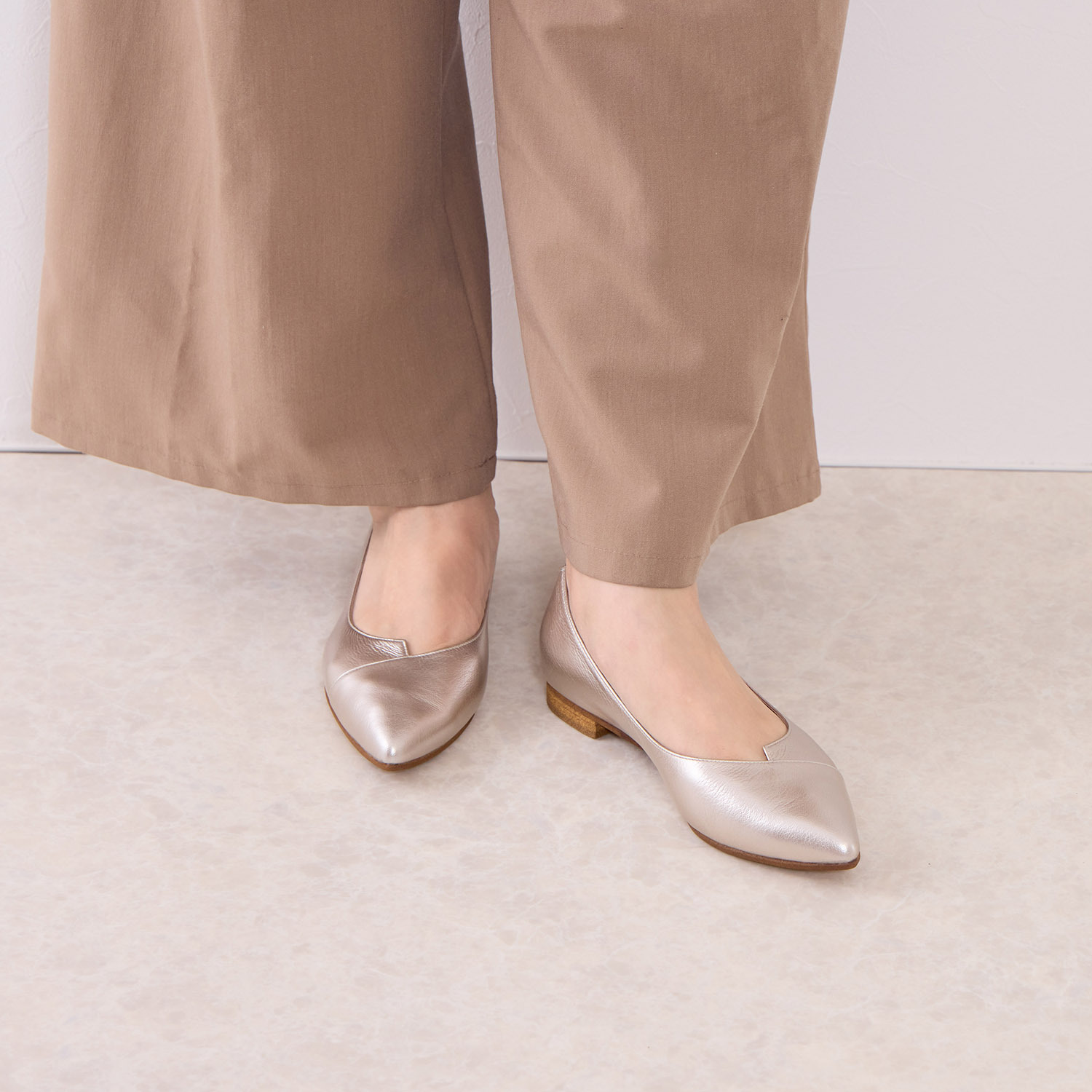 卑弥呼 日本製　はっ水レザー アシンメトリーＶカット ソフトフラットパンプス