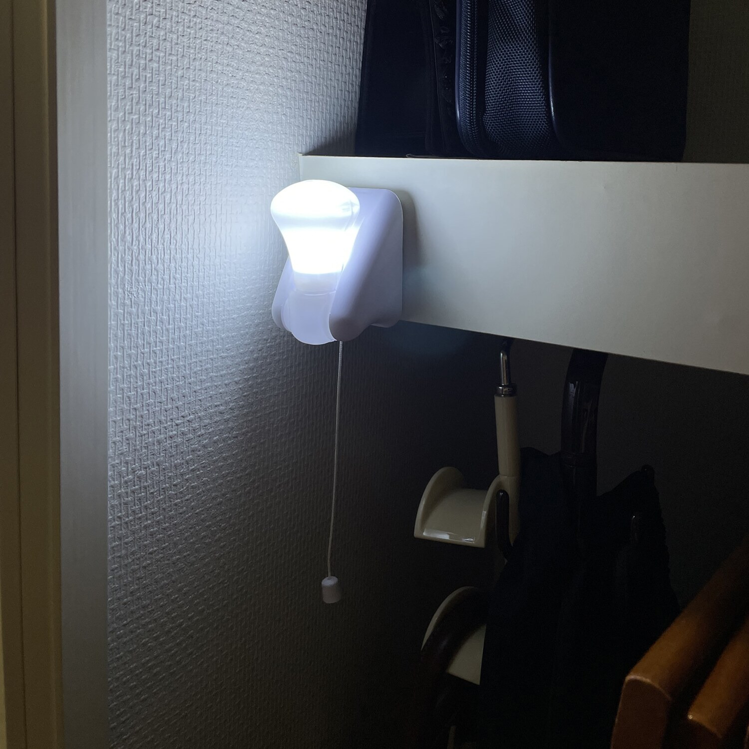 ひもでオンオフ！ 持ち運びもできる 電池式ひも引きライト １０個セット