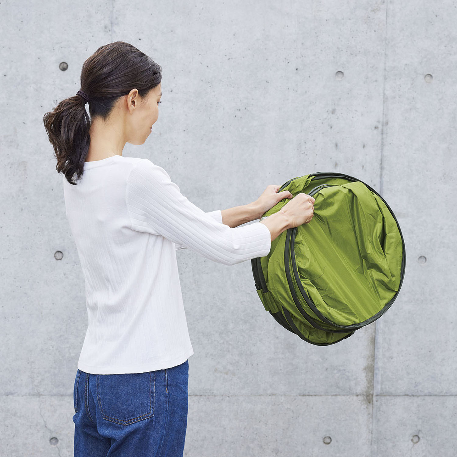 ワンタッチでパッと開く コンパクトで簡単組み立て 緊急トイレテント