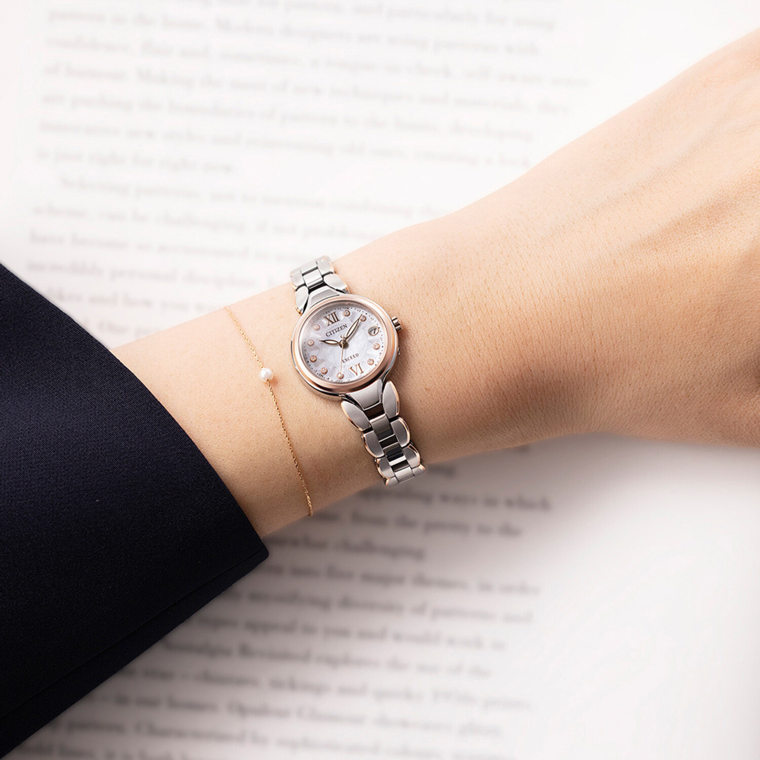 シチズン “エクシード” ９ポイントダイヤモンド ラウンドフェイス コンビカラー 電波ソーラーウォッチ