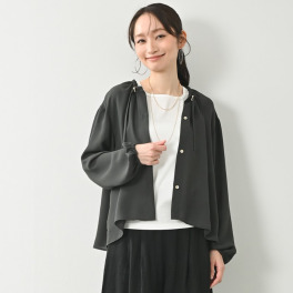 元町ゼラール とろみ感が魅力の セミシアー素材 ギャザーアクセント シャツジャケット