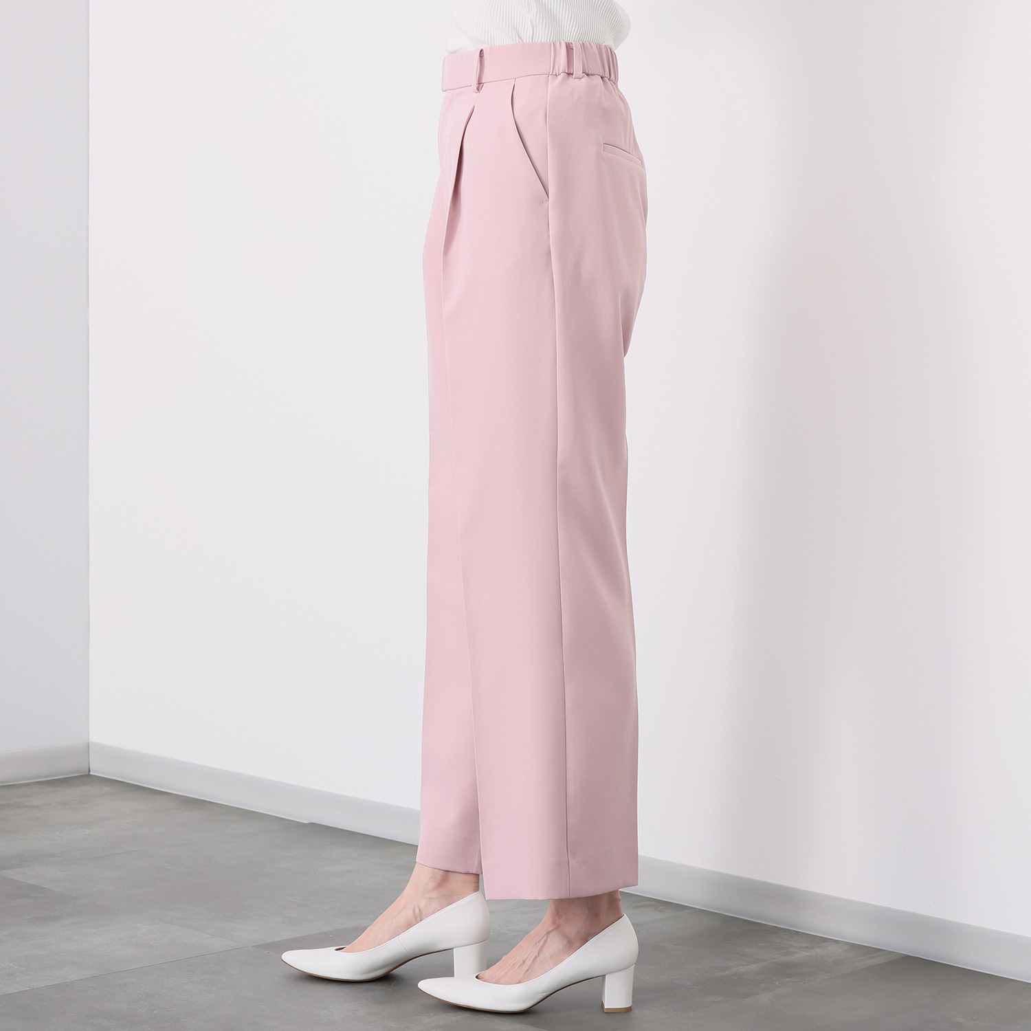 メリオン タック＆ウエストゴムで すらっと快適な 美脚シルエット センタープレスの ストレートパンツ
