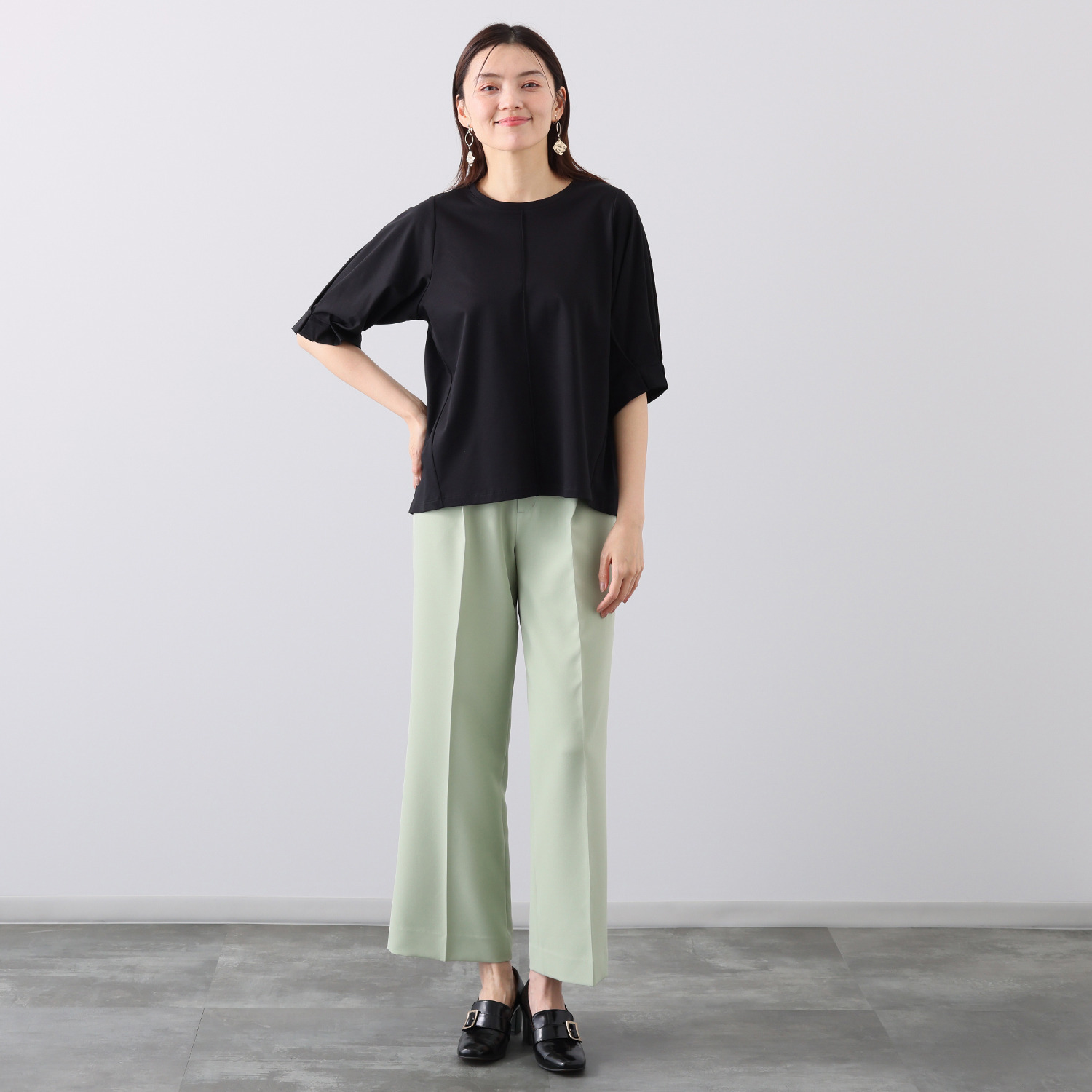 メリオン タック＆ウエストゴムで すらっと快適な 美脚シルエット センタープレスの ストレートパンツ