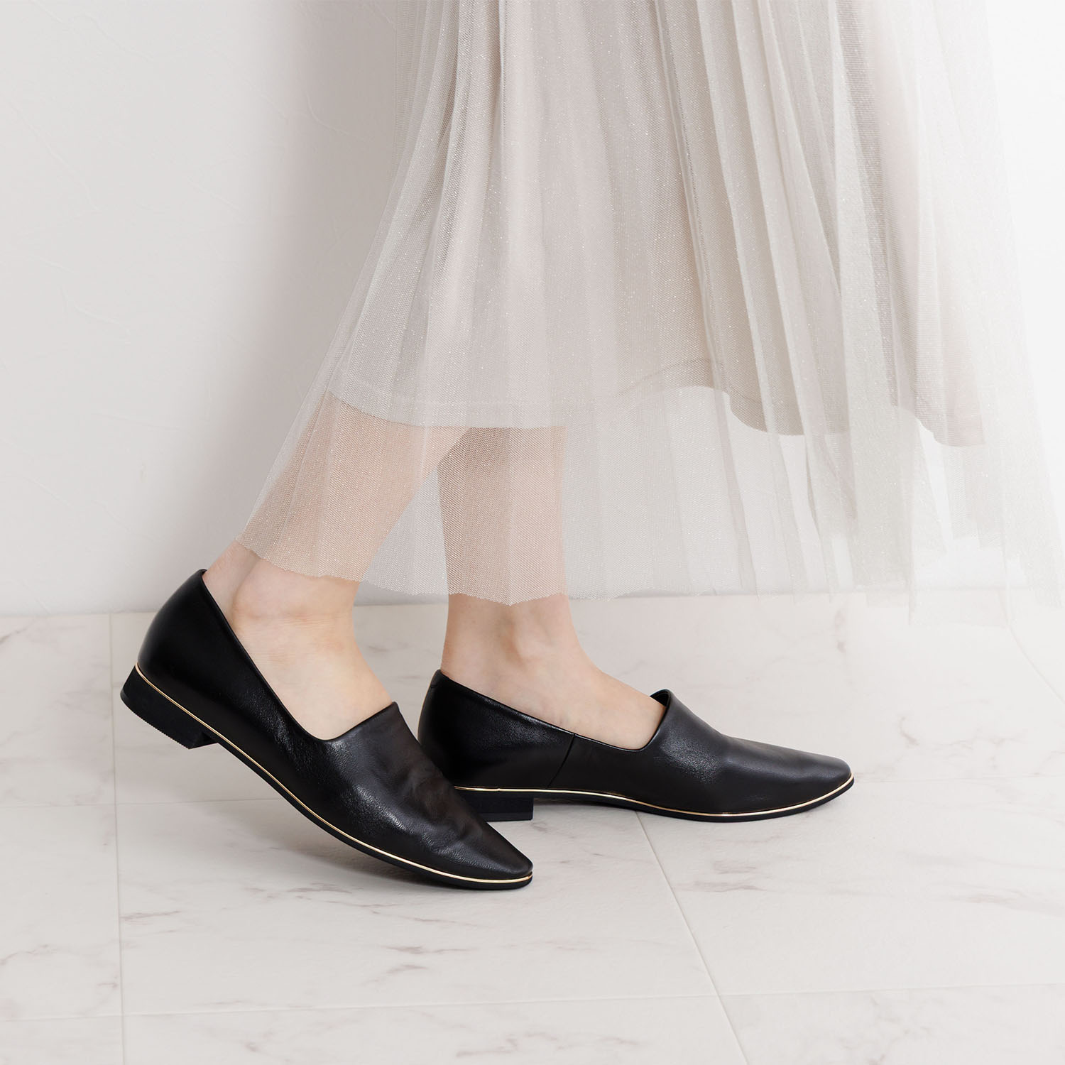 卑弥呼 ＜日本製＞はっ水本革 メタルライン フラットパンプス