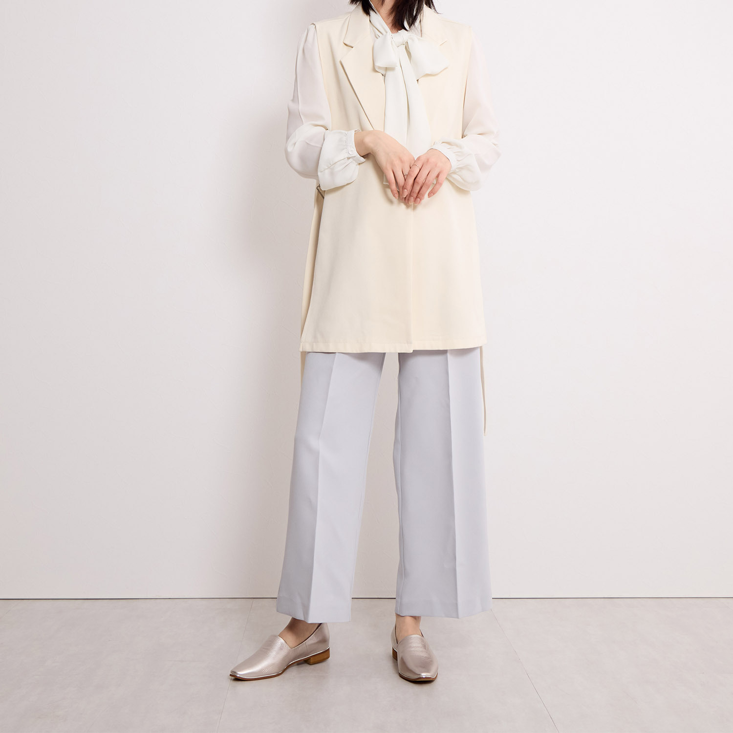 卑弥呼 ＜日本製＞はっ水本革 メタルライン フラットパンプス